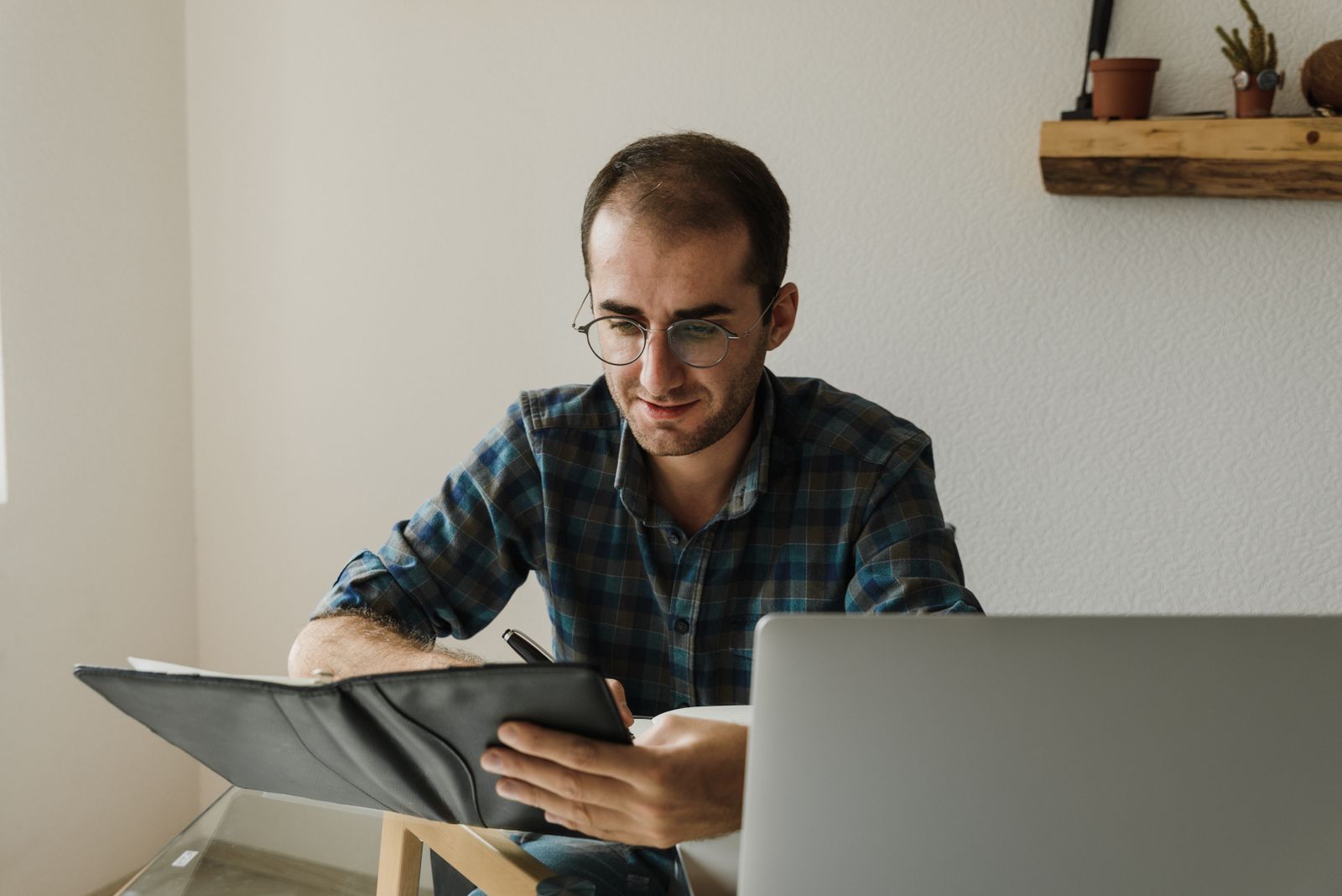 Estudiante revisando material de un curso online en su laptop